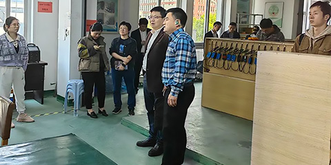 市經(jīng)信局副局長(zhǎng)楊雄文帶隊(duì)，蒼南縣經(jīng)信局趙局、壽局陪同來(lái)公司調(diào)研的圖片